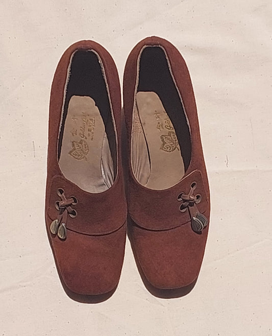 Vintage-Inspired Suede Chunky Heel Shoes – 70s Boho Revival