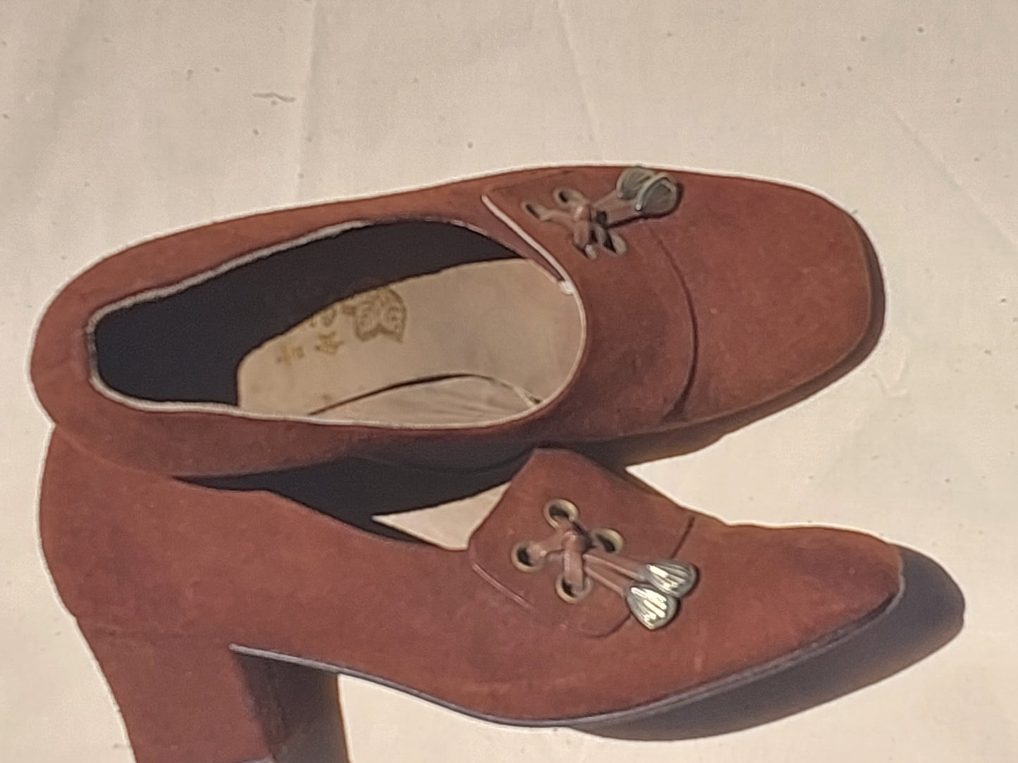 Vintage-Inspired Suede Chunky Heel Shoes – 70s Boho Revival