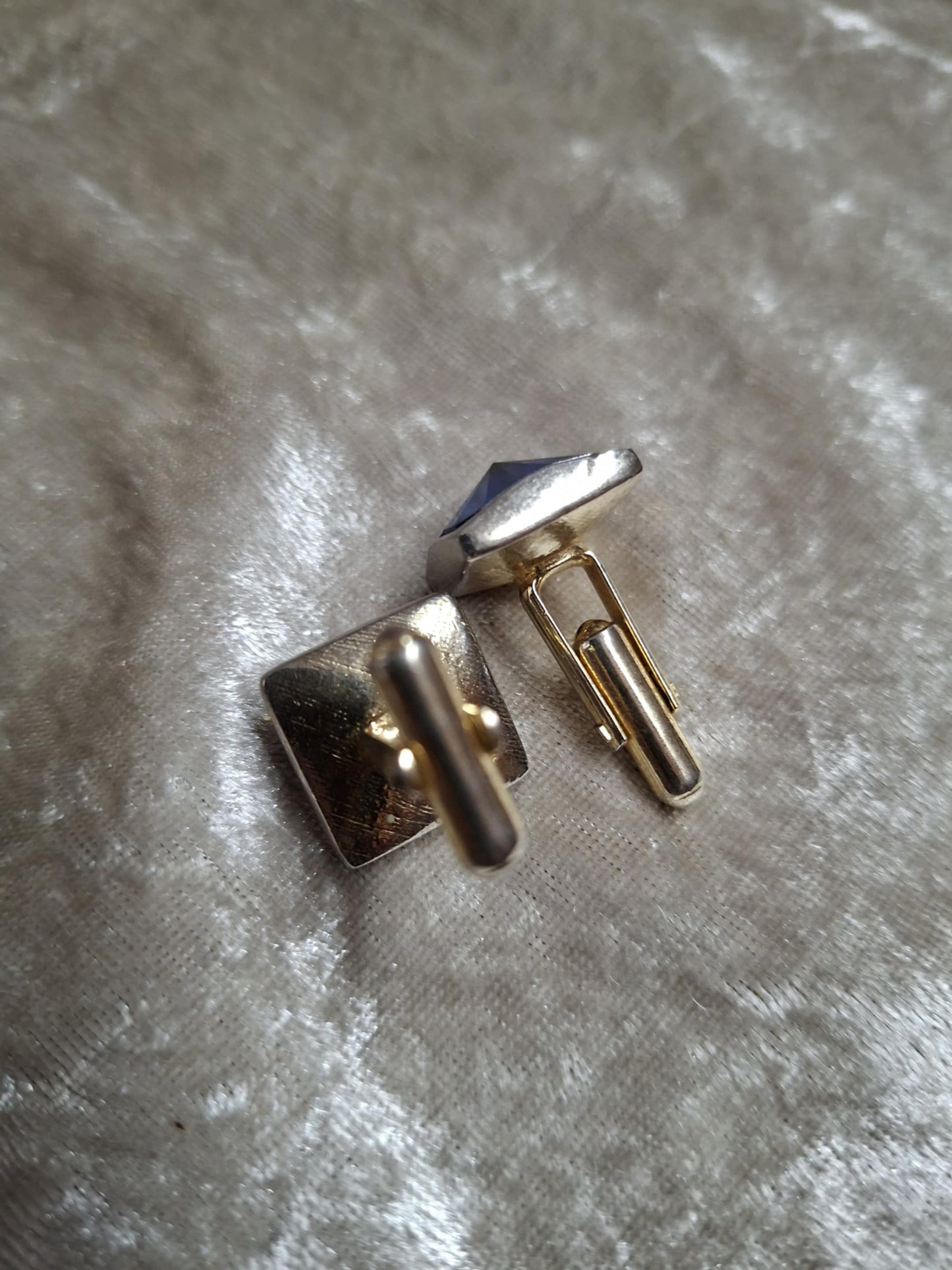 Vintage Gold-Tone Cufflinks with Sapphire-Blue Faceted Glass – Classic Men’s Dress Accessory