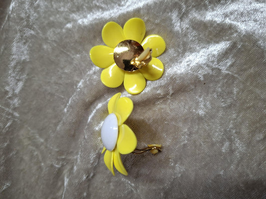 Vintage 70s Yellow Daisy Clip-On Earrings – Retro Mod Flower Power