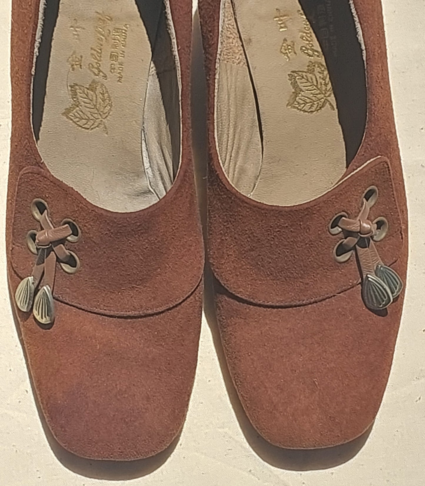 Vintage-Inspired Suede Chunky Heel Shoes – 70s Boho Revival