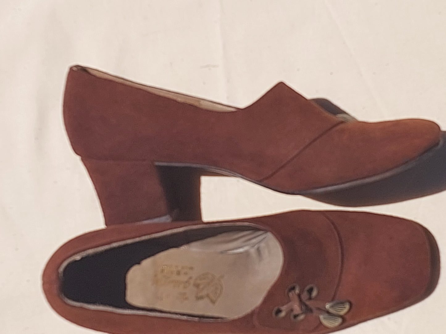 Vintage-Inspired Suede Chunky Heel Shoes – 70s Boho Revival