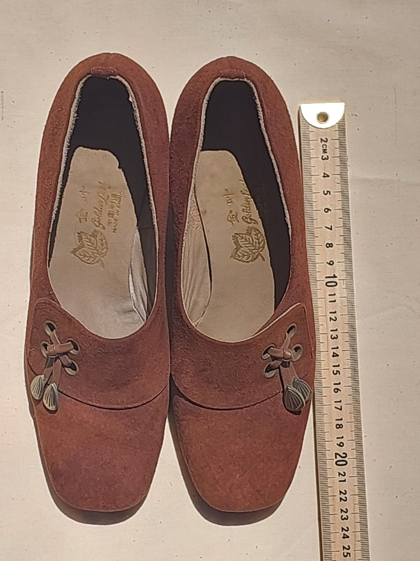 Vintage-Inspired Suede Chunky Heel Shoes – 70s Boho Revival