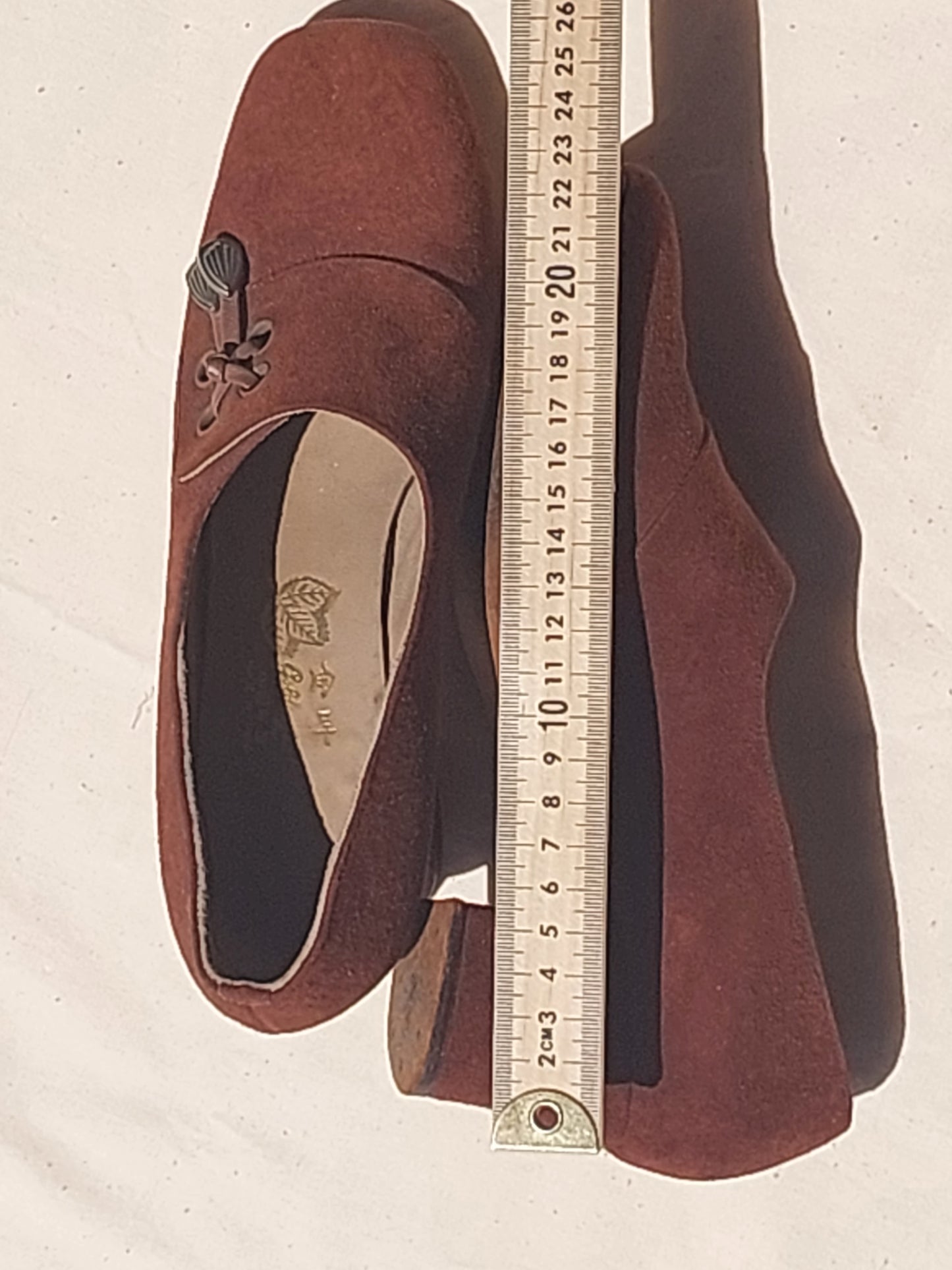 Vintage-Inspired Suede Chunky Heel Shoes – 70s Boho Revival