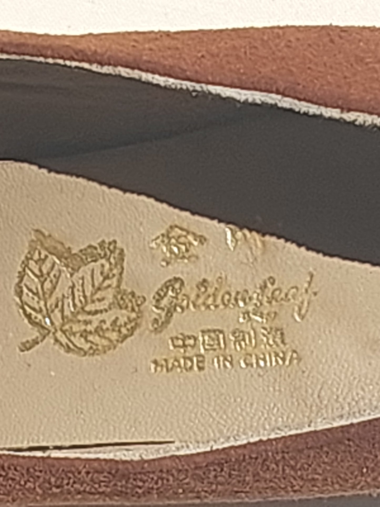 Vintage-Inspired Suede Chunky Heel Shoes – 70s Boho Revival