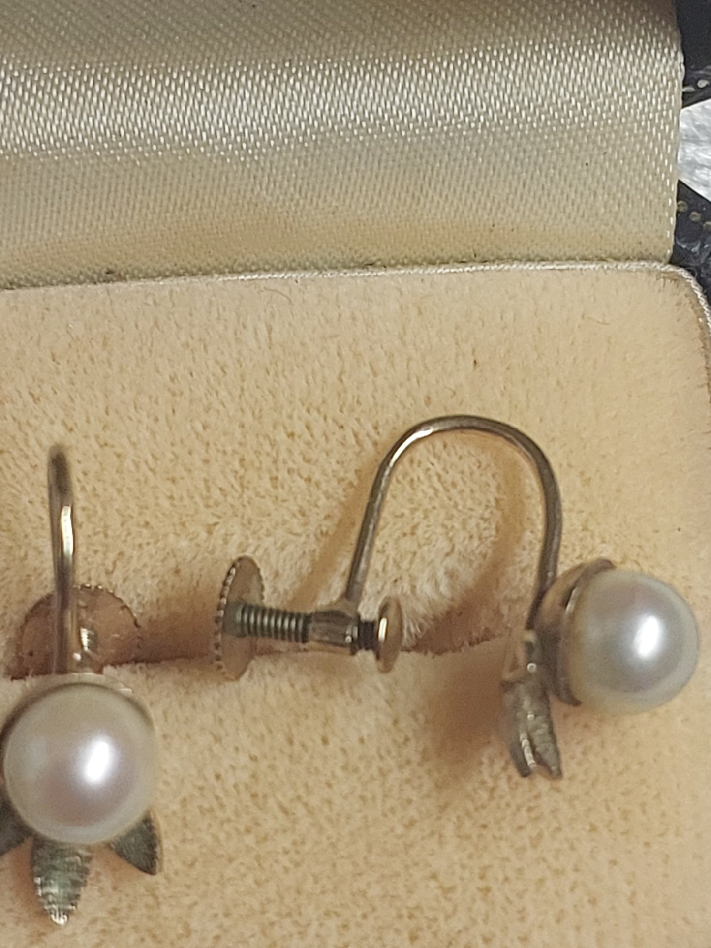 Vintage 9ct Gold Cultured Pearl Screw-Back Earrings – Floral Design