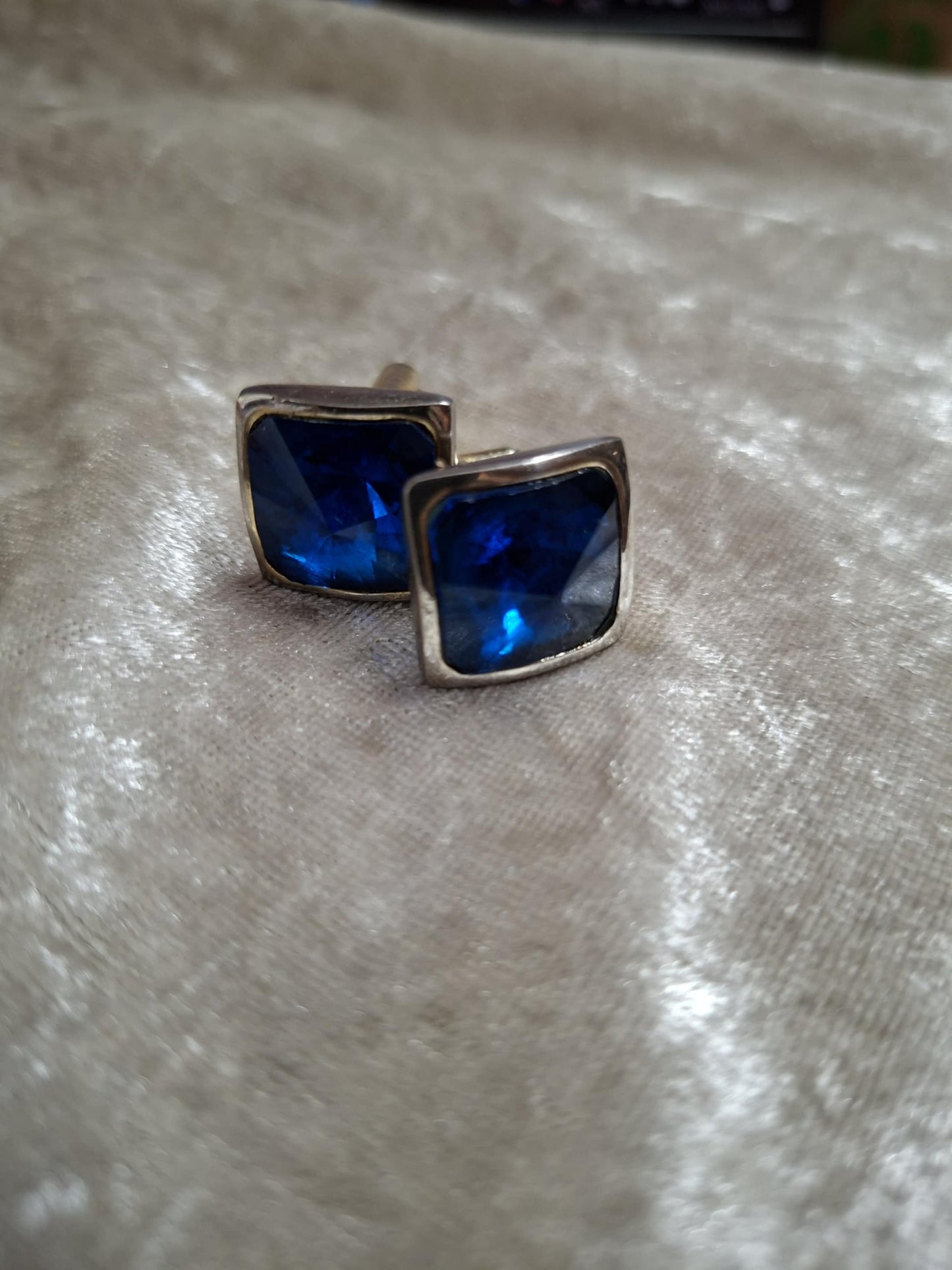 Vintage Gold-Tone Cufflinks with Sapphire-Blue Faceted Glass – Classic Men’s Dress Accessory