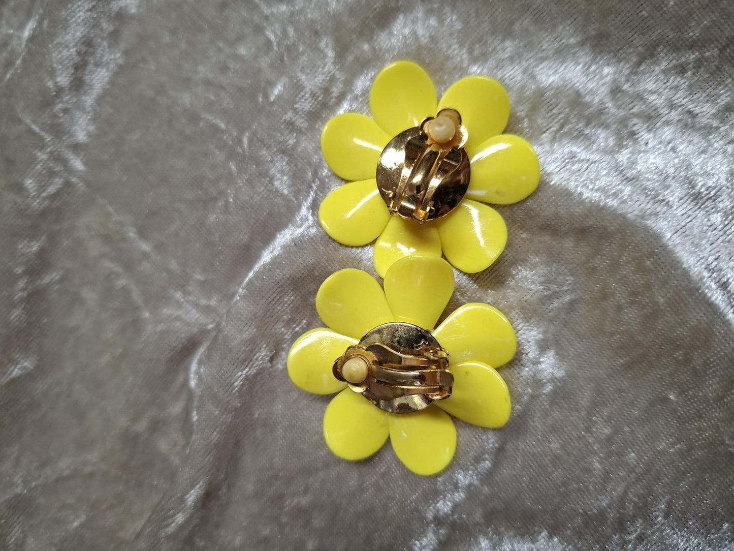 Vintage 70s Yellow Daisy Clip-On Earrings – Retro Mod Flower Power
