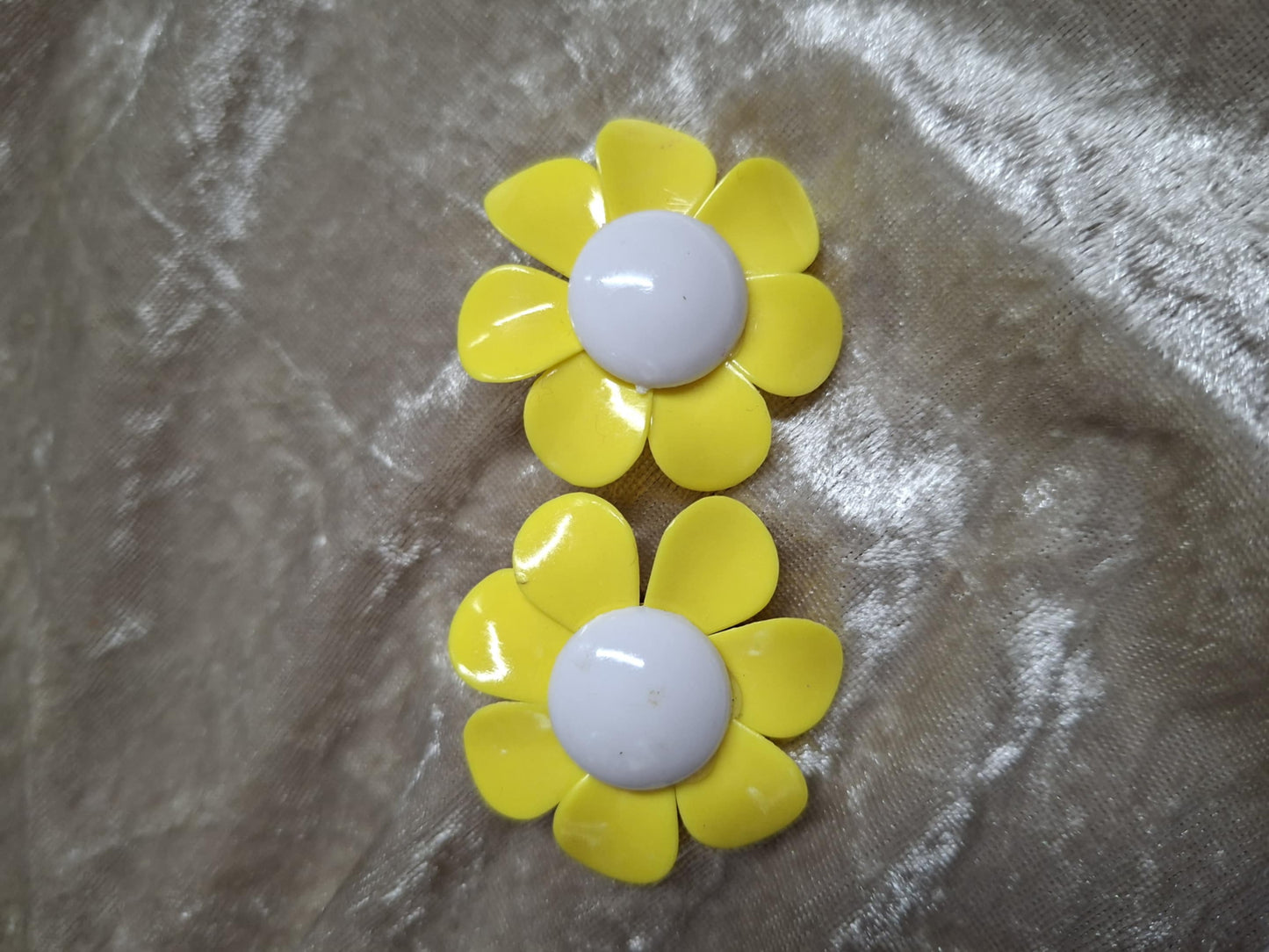 Vintage 70s Yellow Daisy Clip-On Earrings – Retro Mod Flower Power