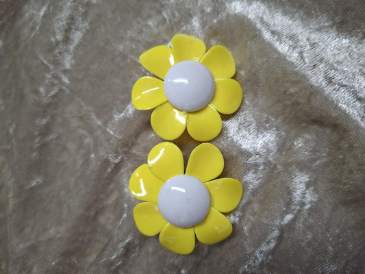 Vintage 70s Yellow Daisy Clip-On Earrings – Retro Mod Flower Power