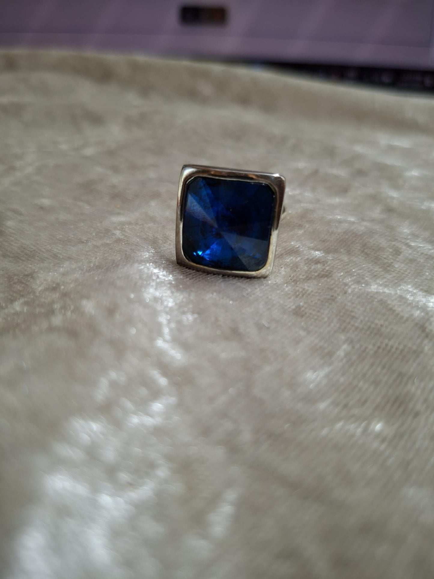Vintage Gold-Tone Cufflinks with Sapphire-Blue Faceted Glass – Classic Men’s Dress Accessory